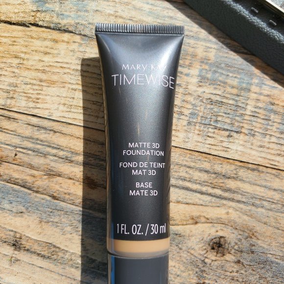 Bronze W 100 Matte 3D Foundation - Combo to Oily Skin - Timewise Mary Kay - Picture 3 of 4